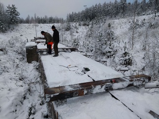 Ratapölkkyjen asennus harkkomuurauksen päälle.