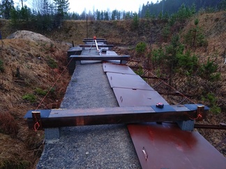 Ratapölkkyjen korko tasattiin metallilevyillä +/- 1 mm. Linjalangat konttien asennusta varten