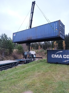 Konttien nosto platalle valmistavia töitä varten